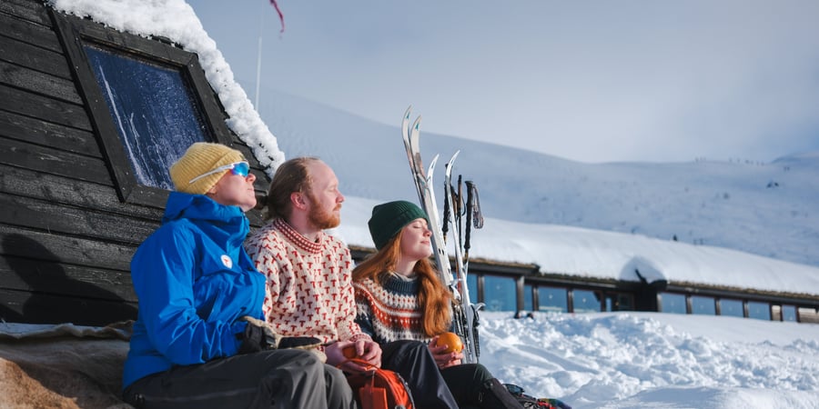 Mann som går på tur i vakkert fjellterreng