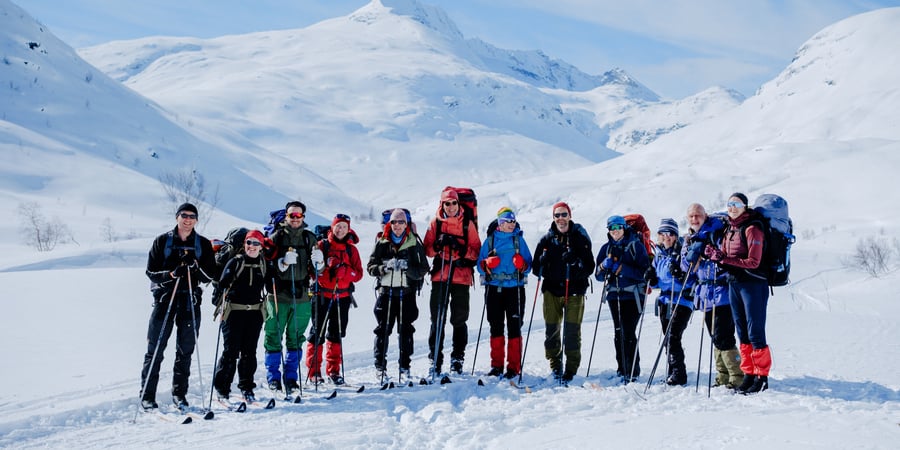 To damer som leser et kart