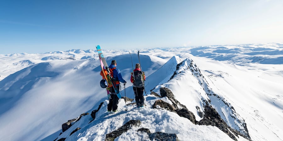 Mann som går på en sti