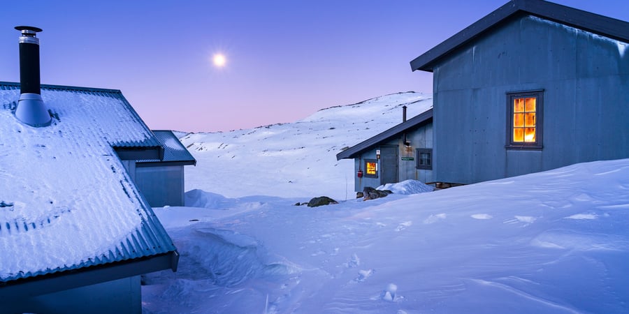 Hytte i snøkledd landskap