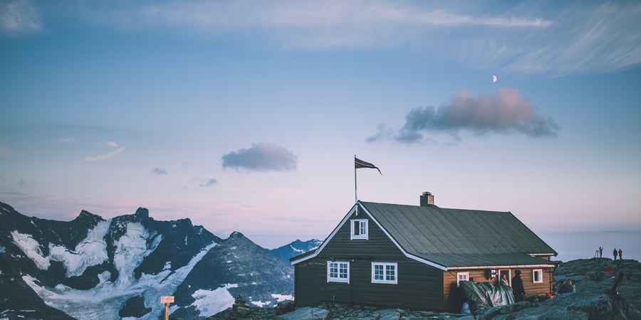 Hytte på toppen av fjell 
