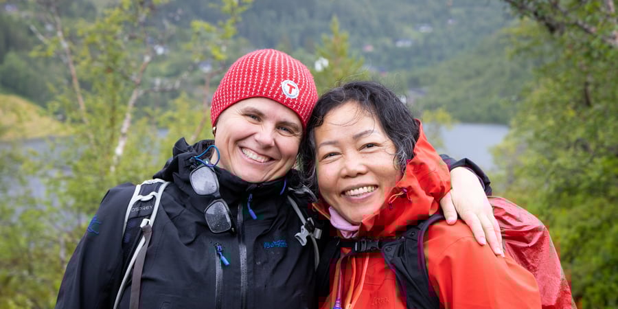 Turgruppe oppstilt ved varde.