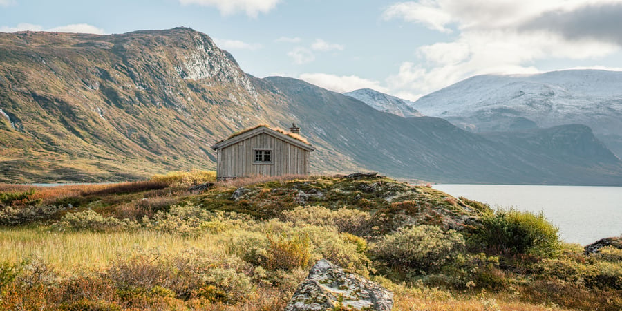 Rød T malt på en stein i vakker fjellnatur