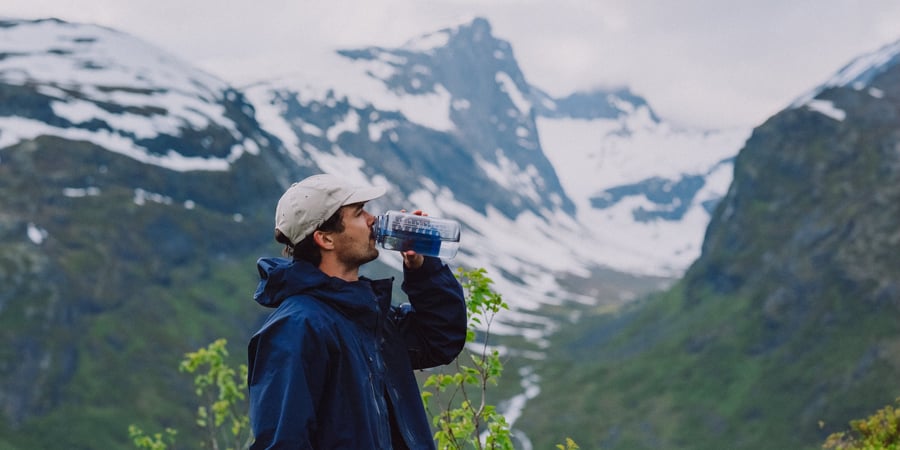 To damer som leser et kart