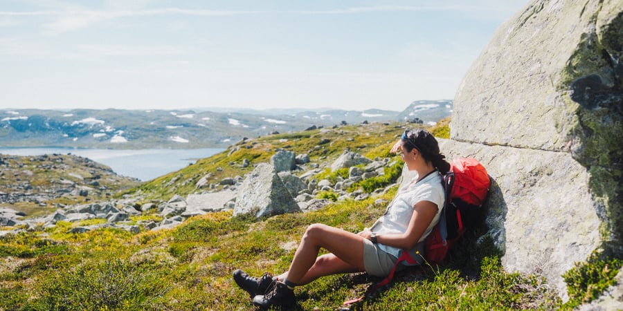 Mann som går på tur i vakkert fjellterreng