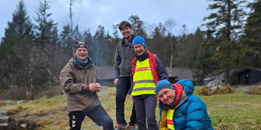 Turgruppe oppstilt ved varde.