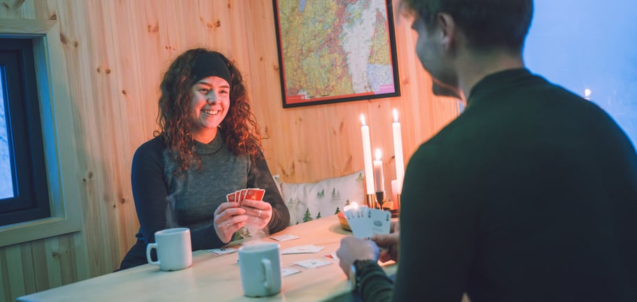 To personer spiller kort på dnt-hytte