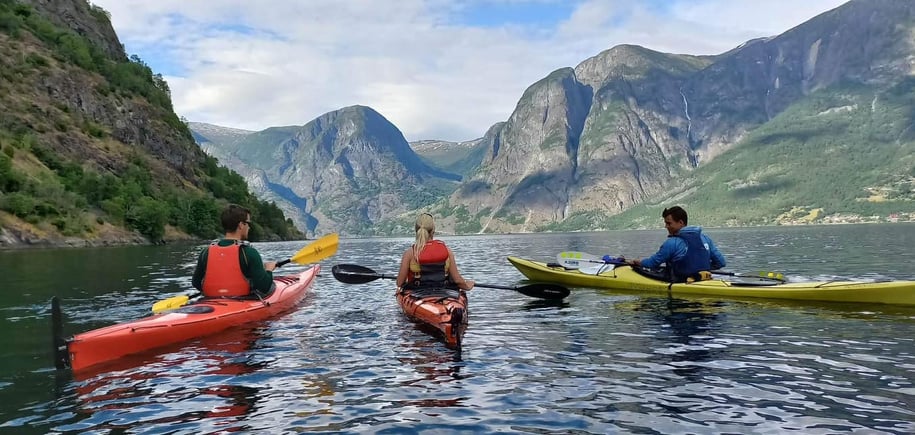 3 kajaker ut over Aurlandsfjorden