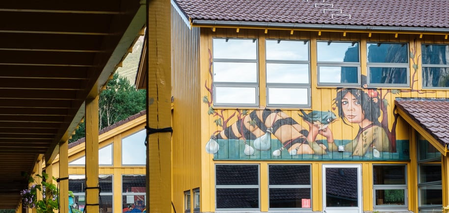 Nærbilde av en hyttevegg med gatekunst på veggene.