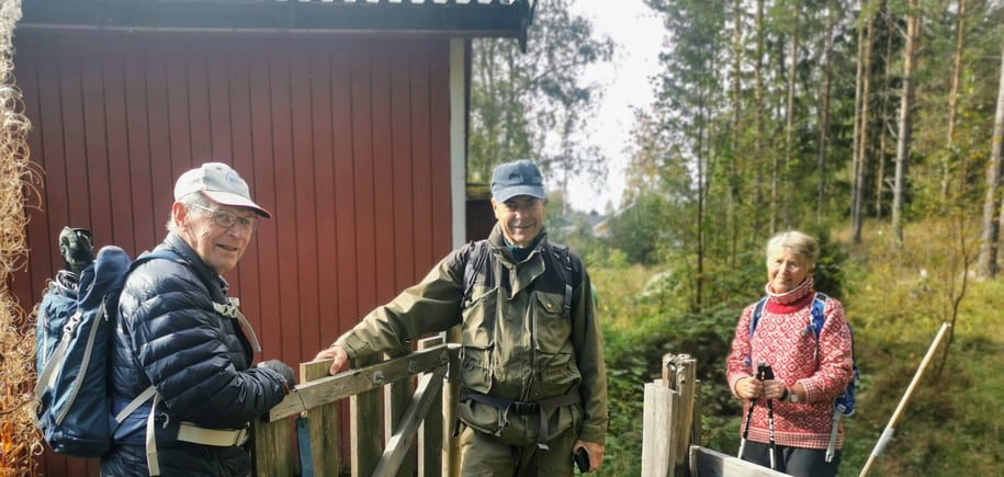 Turleder åpner grinda for turdeltager.