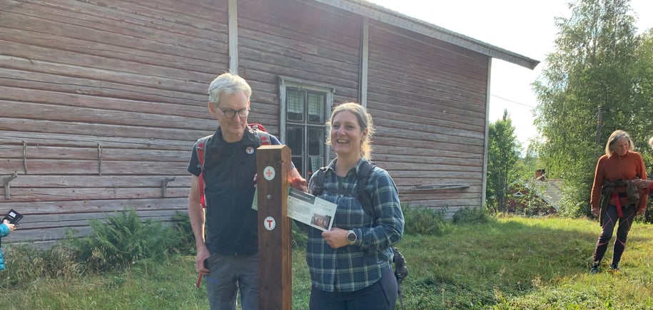 Styreleder DNT og prosjektleder De historiske vandreruter viser fram nye skilt langs Finnskogrunden