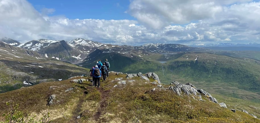 Ei gruppe seniorer på tur til Flobjørn.