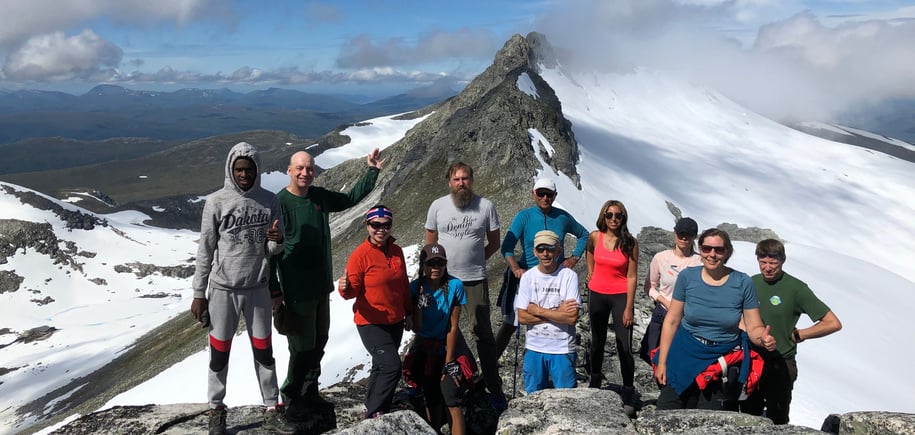 Gruppetur på toppen av fjellet 