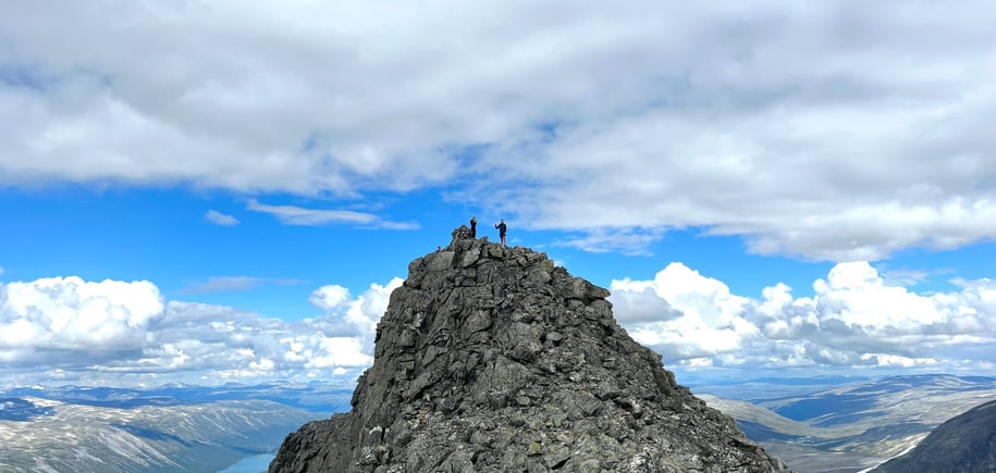 En fjelltopp med løst steinur
