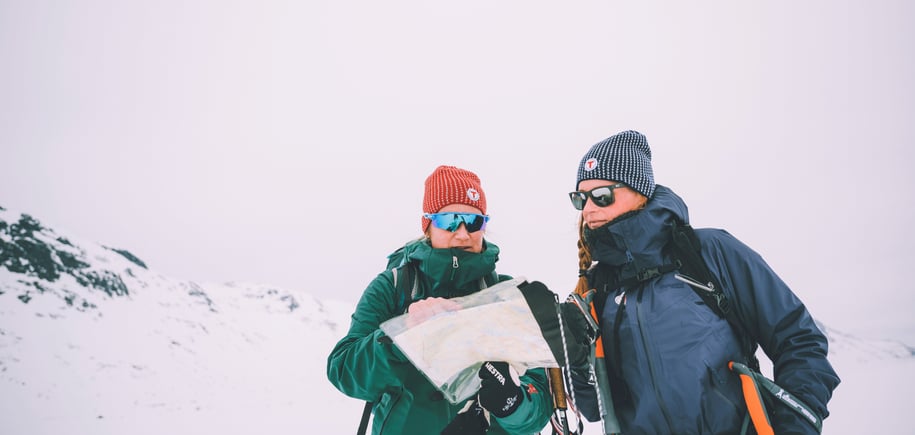 To personer studerer kart.