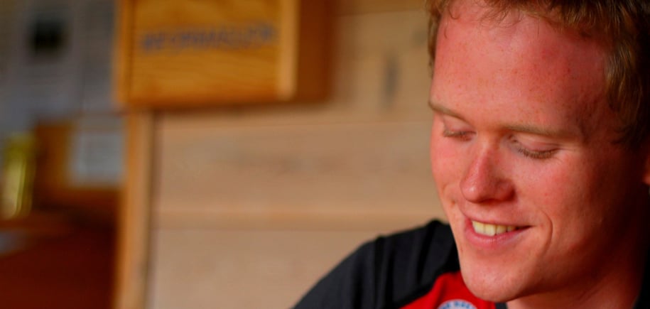 Fredrik Skeie fyller ut betalingsfullmakt. 