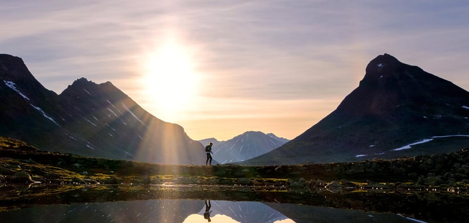Leirvassbu med utsikt mot soloppgangen og kyrkja. @ca.pedersen Finalist i DNTs fotokonkurranse 2022. 
