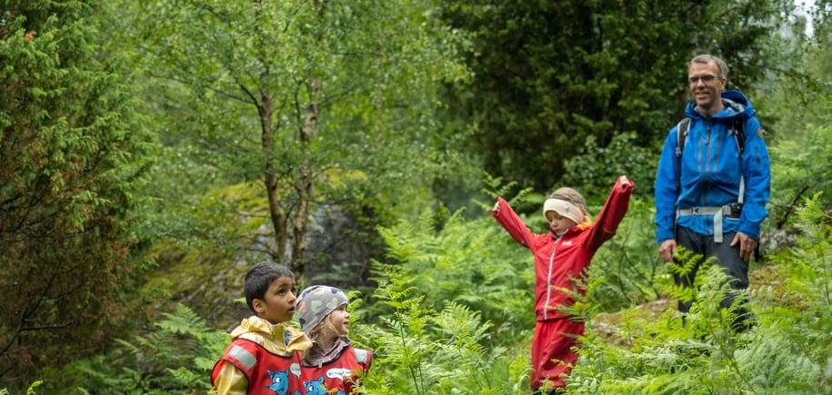 Bilder fra fellestur til Kaldahåla og Kongesteinen i Lysebotn. Barnas Turlag, turboklubb, Lysefjorden Turisthytte. Regnvær, sommer, skog. Mari og Oda Nessler Bjørheim sammen med Daniel Malik og Lars Kristian Bjørheim.
