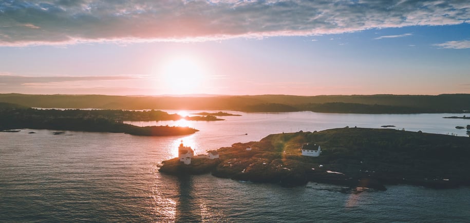 fyr i skjærgården i solnedgang