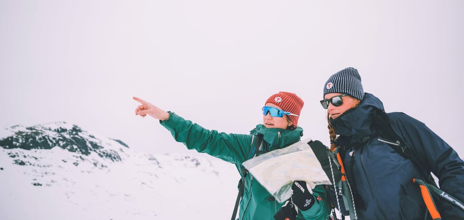 to skiløpere sjekker kartet før tur i vinterfjellet.