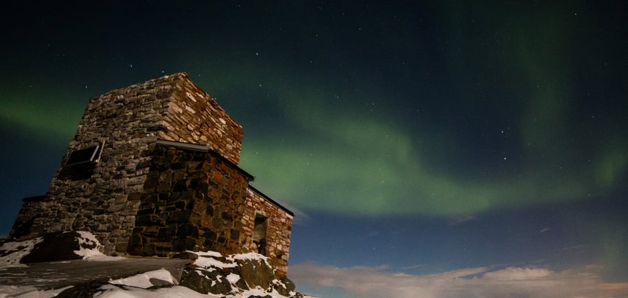 Natt på nordlysobservatoriet på Haldi Sukkertoppen i Alta