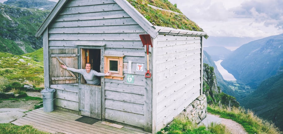 liten hytte med gress på taket - fantastisk utsikt utover fjord og dal