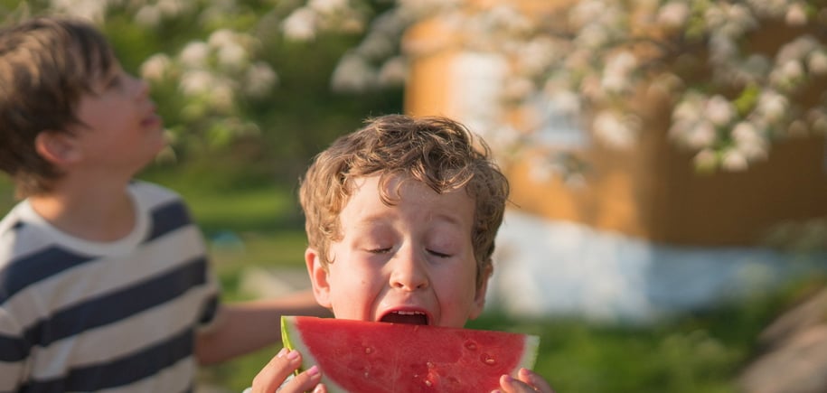 Barn spiser melon