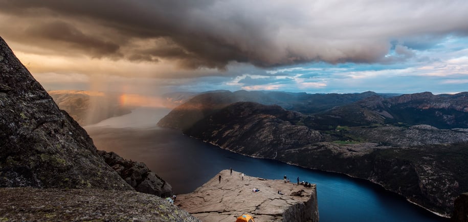 Fjellhylle ut i fjord