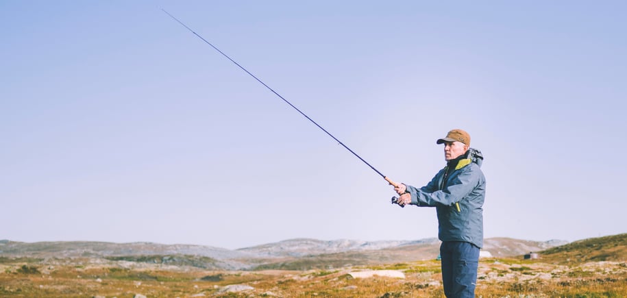Reportasjetur over Hardangervidda i forbindele med jubileumsbok. Turgåer fisker ved vannet nedenfor Litlos turisthytte.