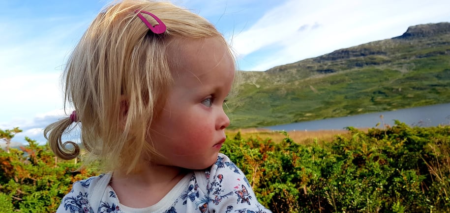 jente ute i lyngen på fjellet