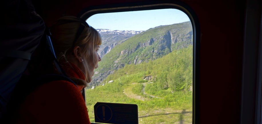 Dame kikker ut av togvindu