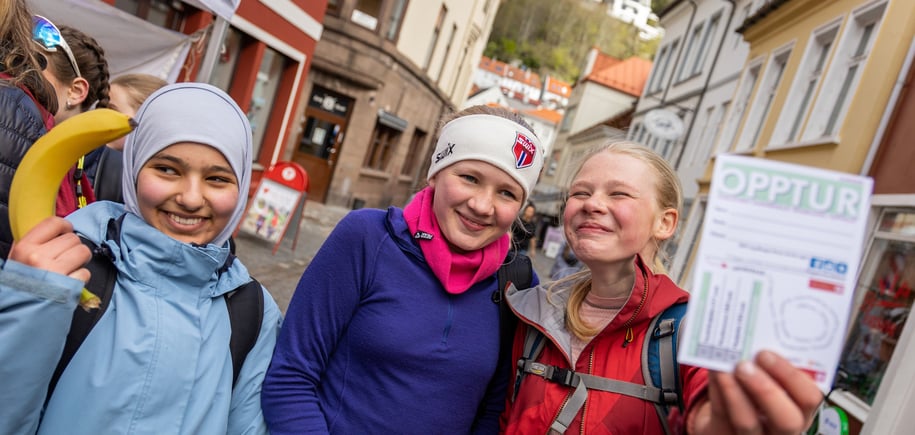 Tre ungdom i må i bergen sentrum