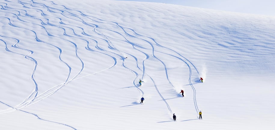  Påskemoro på Kroktind i Lofoten! Hunden Lusken er med på leken.