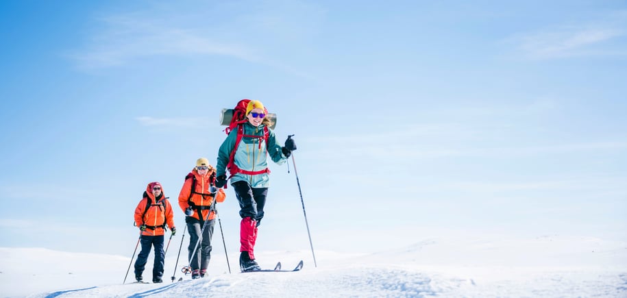 Gruppe på skitur i nydelig vær.