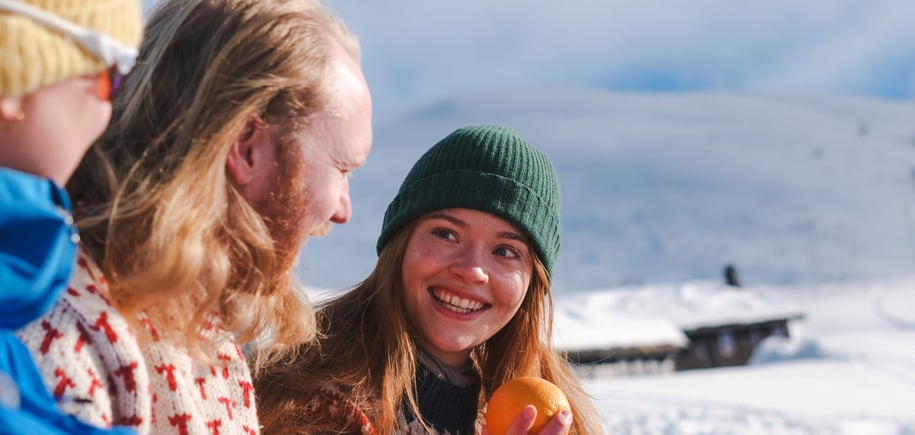 en gruppe mennesker som sitter på et snødekt fjell