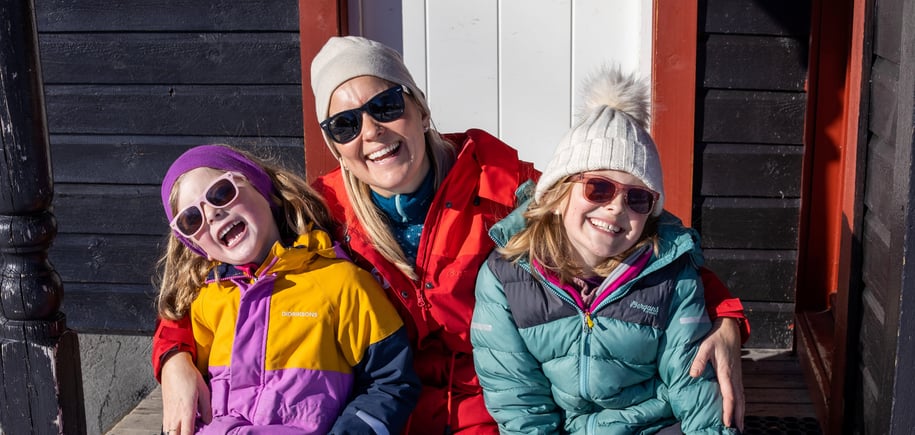 Herlig stemning i hytteveggen til Ådneram anneks i Sirdal.