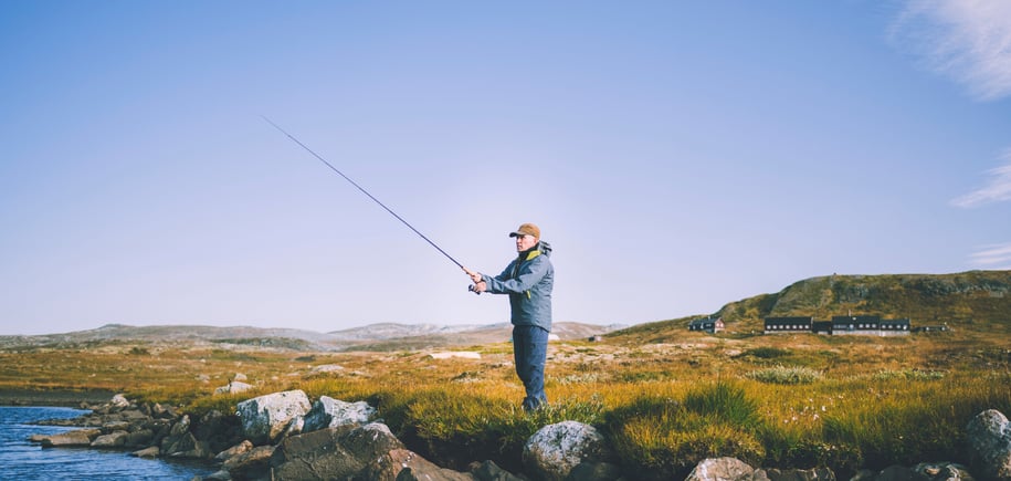 Reportasjetur over Hardangervidda i forbindele med jubileumsbok. Turgåer fisker ved vannet nedenfor Litlos turisthytte.