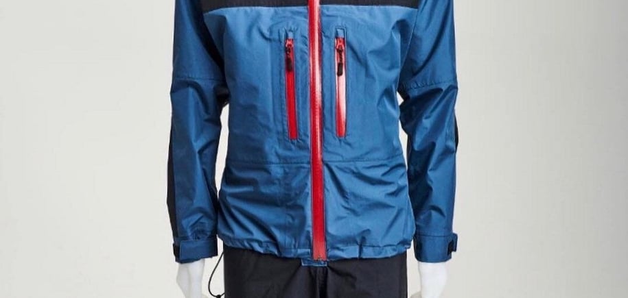 Bilde av en blå skalljakke og svart skallbukse.