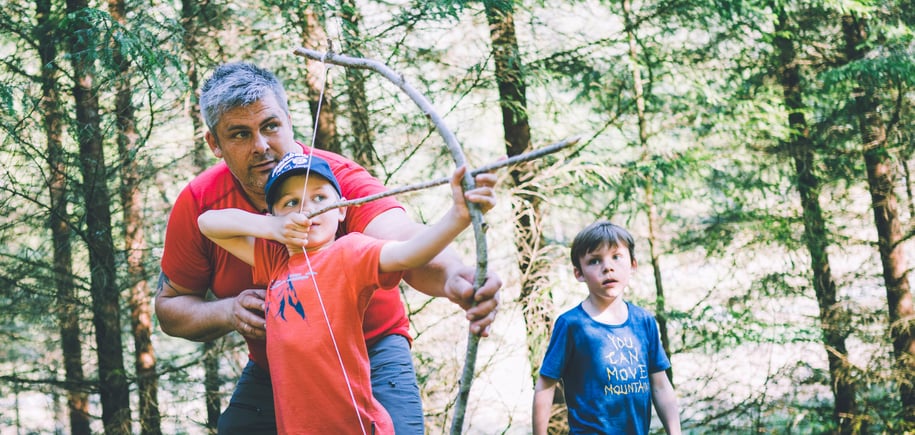 Tor Arne Hitland og barna i forbindelse med filminnspilling i Bergen.