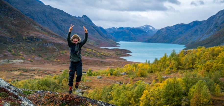 Glad gutt ved Gjende