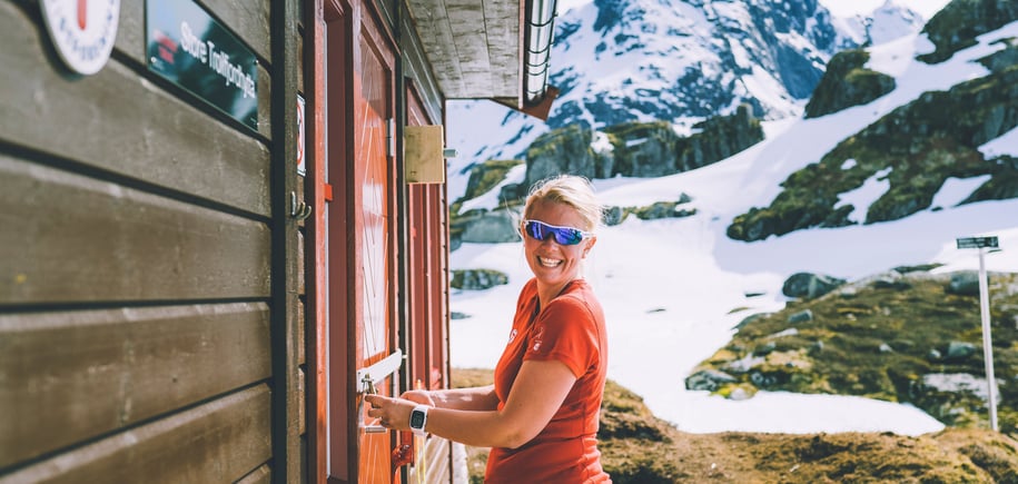 Nydelige Trollfjordhytta ligger på grensen mellom Vesterålen og Lofoten. Turen opp til hytta går fra Austpollen innerst i Trollfjorden.