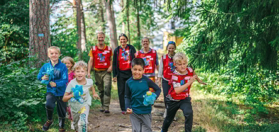 Frivillige fra Barnas turlag og barn som er klare for Kom deg ut-dagen!