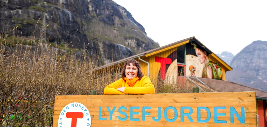 Bestyrer Hilde Trøen på Lysefjorden turisthytte