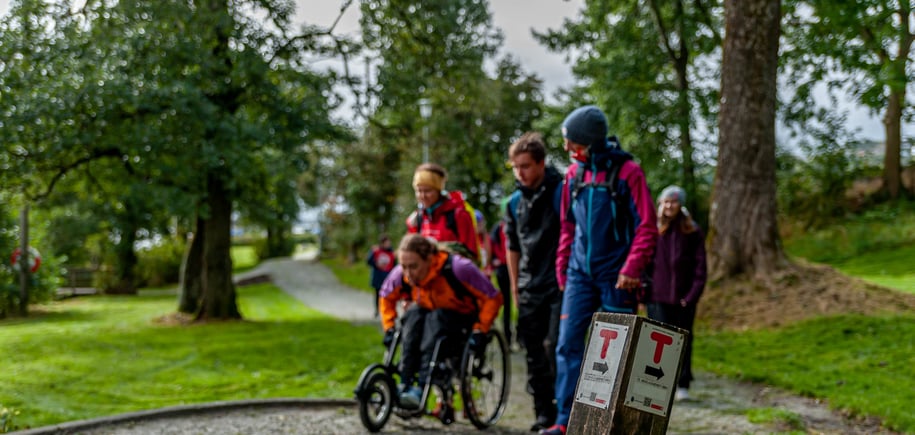 Hverdagstur med Sarah Louise Rung ved Madlasandnes under mobilitetsuken i 2020. Elever fra Bergeland Videregående skole er med på turen.