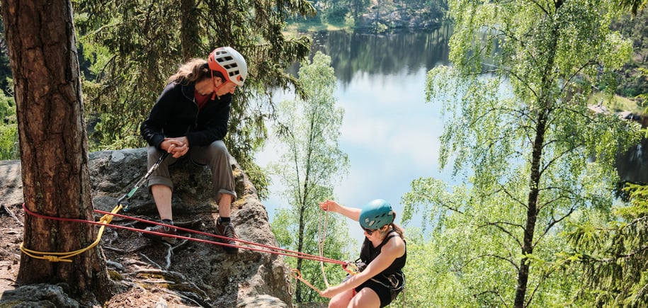 Klatrekurs med DNT Fjellsport Oslo fra inne til ute på Hauktjern, Østmarka.