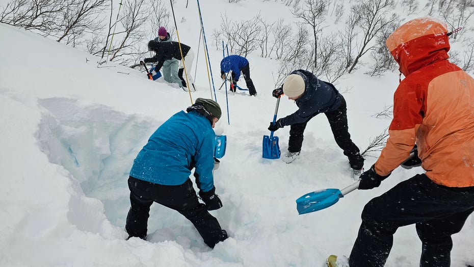 Skikjørere graver i snø