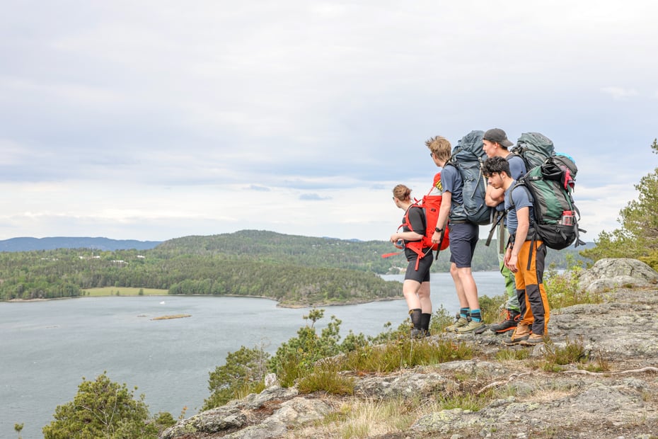 En gjeng med ungdom på fellestur nyter det å være på tur!