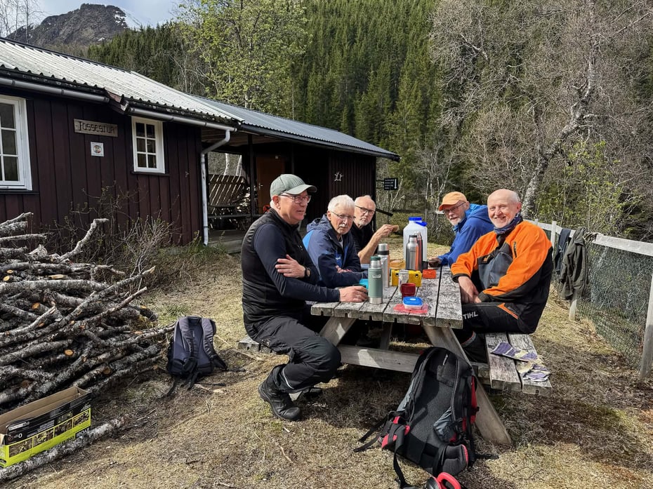 Noen av gutta i vedlauget HEIL VED samlet til lunsj