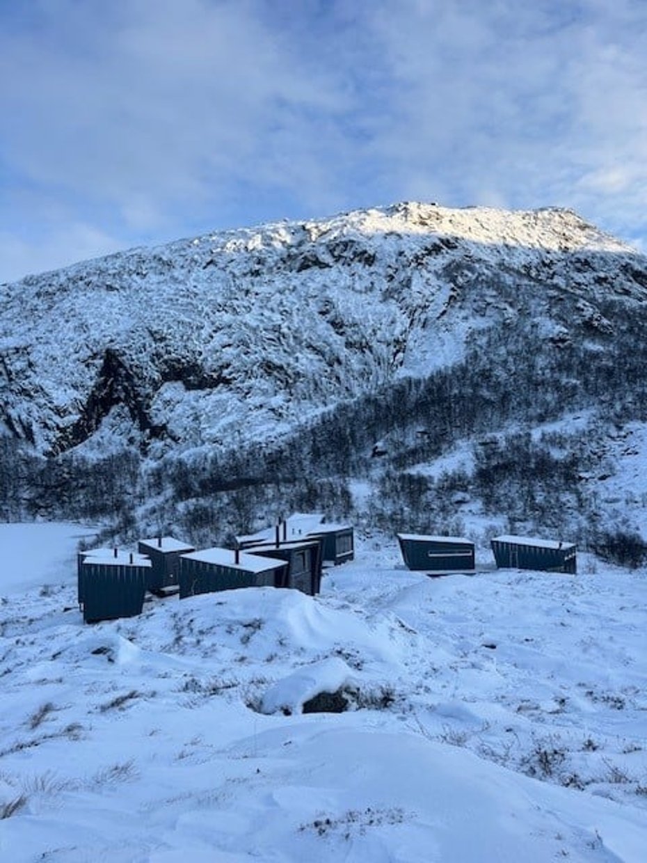 Skåpet Turisthytte. Vi ser de 6 små sovehyttene. Det er litt snø og vintersteming. 