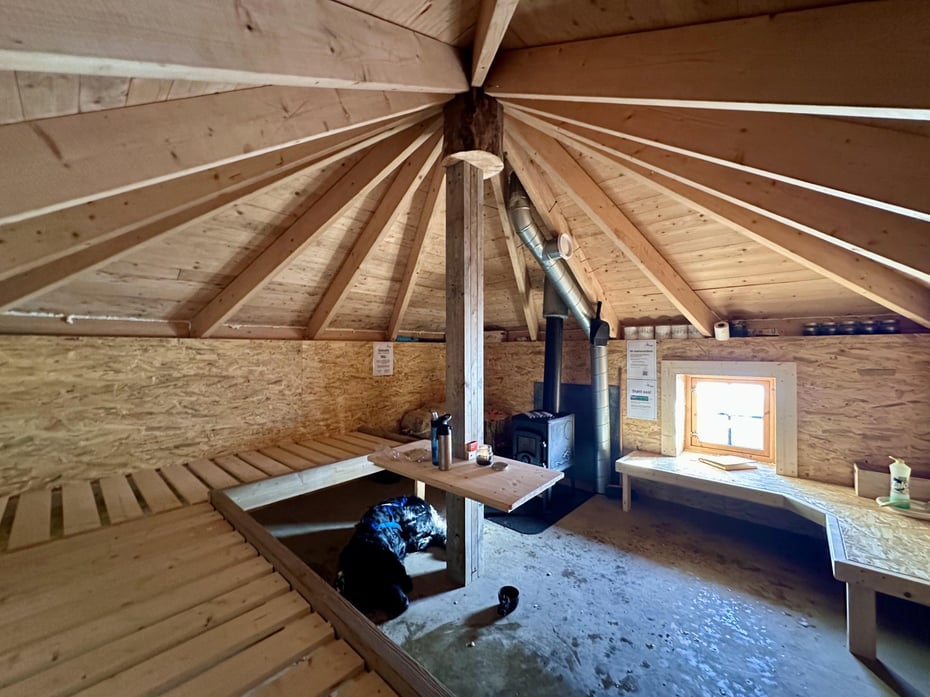 Interiør i gamme med trehvite vegger og tak